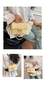 Vues détaillées du sac à main matelassé beige avec fermoir doré et bandoulière chaîne