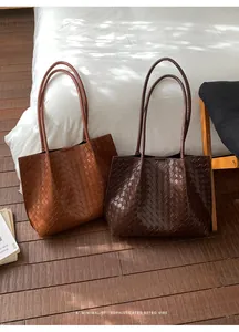 Détail de grands sacs fourre-tout tissés en similicuir marron clair et foncé