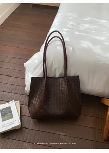 Vue détaillée du sac cabas tressé marron foncé avec une finition en cuir de haute qualité