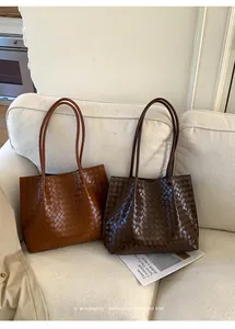 Détail de la texture tressée sur les cabas caramel et marron foncé au style rétro minimaliste