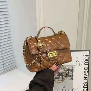 Sac à Main Femme en Cuir PU Matelassé Losange Avec Chaîne et Fermoir Rotatif Doré Petit Sac Bandoulière Mode Quotidienne
