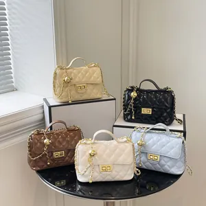 Sac bandoulière matelassé chic avec chaîne en métal et boule dorée décorative