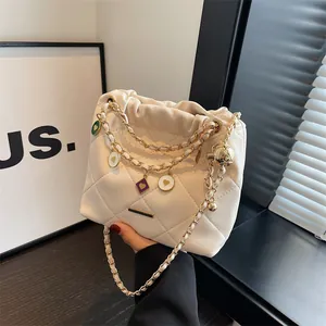 Sac Seau Matelassé à Losanges pour Femmes en Cuir PU Sac à Bandoulière Avec Pendentifs Coeur en Émail Cordon de Serrage Sac à Main à la Mode
