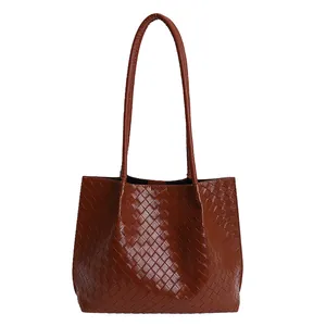 Sac cabas tissé en cuir marron avec de longues bandoulières pour le quotidien