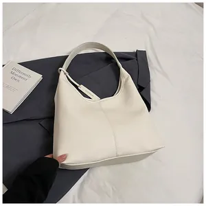 Gros plan détaillé sur la texture en cuir grainé blanc d'un grand sac à main hobo chic