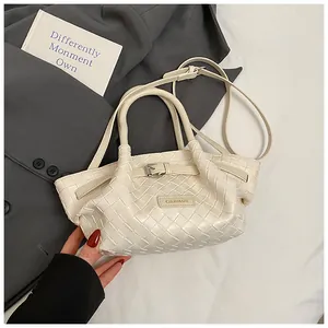 Détail d'un sac seau blanc tressé avec logo CHERIMATE et bandoulière réglable chic