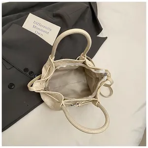 Sac à main crème au motif tressé avec fermeture éclair argentée et bandoulière amovible