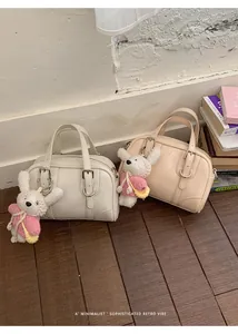 Borse a mano stile Boston in ecopelle crema e rosa con graziosi ciondoli a forma di coniglio