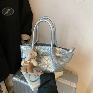 Sac Cabas en Cuir PU Tissé pour Femmes Avec Pendentif Ours Grande Capacité Sac à Bandoulière Mode Décontracté