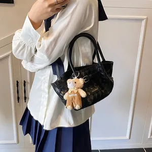Sac seau tissé noir chic avec doubles poignées rondes et breloque ours peluche