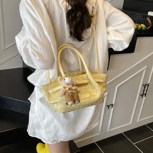 Sac seau tissé jaune clair minimaliste avec bandoulière et charmant ours en peluche
