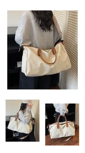 Detail der cremefarbenen Canvas-Tasche mit Ledergriffen und verstellbarem Schultergurt
