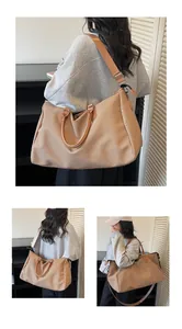 Details von khakifarbener Stoff-Shopper mit braunen Ledergriffen und breitem Schultergurt