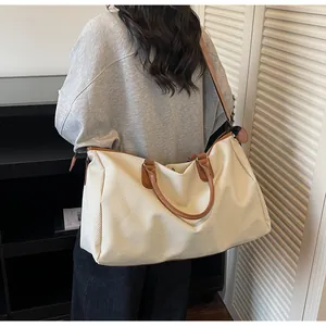 Detail der minimalistischen cremefarbenen Web-Tote-Bag mit braunen Lederriemen