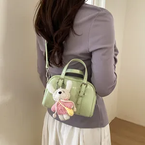 Elegante borsa in pelle verniciata verde menta con ciondolo a coniglio per donna