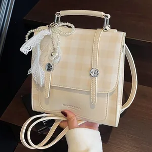 Bolso retro de cuadros crema con colgante de encaje de perlas y correa ajustable