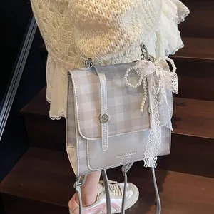 Bolso de hombro vintage a cuadros plateado con lazo de encaje y perlas en cuero gris