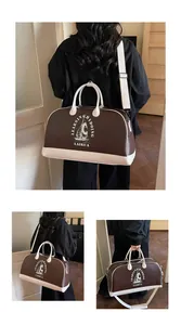 Vista detallada del bolso de viaje vintage estilo béisbol con estampado de velero