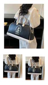 Detalle de bolsa de viaje estilo béisbol vintage con estampado de contraste y asas blancas