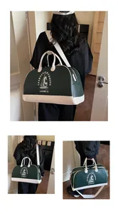 Detalle de bolsa de viaje vintage con estampado de velero y correa ancha de lona