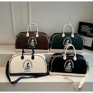 Detalle de cuatro bolsos Boston vintage en marrón, verde y combinaciones bicolor