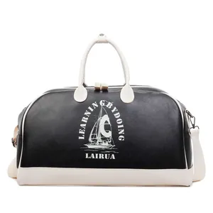 Detalle de bolsa de viaje estilo béisbol con estampado de velero blanco y textura fina