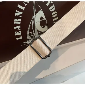 Primer plano de bolsa de béisbol vintage con estampado de velero y hebilla metálica