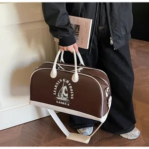 Detalle de bolsa de viaje estilo béisbol vintage con ribetes en contraste y vela