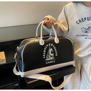 Primer plano del bolso Boston vintage con estampado de vela y correa blanca desmontable