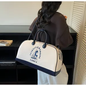 Vista de estilo de vida de bolso de viaje vintage con estampado de vela y contraste