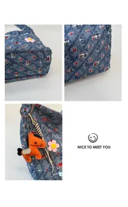 Details einer Denim-Tragetasche mit Karoflicken und orangefarbenem Pony-Anhänger