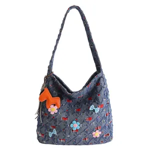 Vintage Denim-Tragetasche mit roten Karo-Patches und orangefarbenem Pferdeanhänger