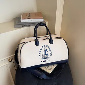Bolso de viaje estilo béisbol retro en crema y marino con estampado de velero y correa