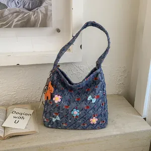 Große Denim-Einkaufstasche mit floralen Details und modischem Pferdeanhänger
