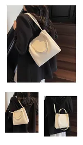 Viste dettagliate di una borsa a secchiello in pelle bianca in stile a mano, spalla e tracolla