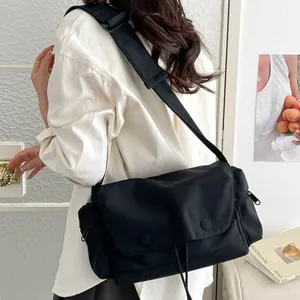 Borsa a tracolla nera in tela con tracolla larga e grande capacità per il tempo libero