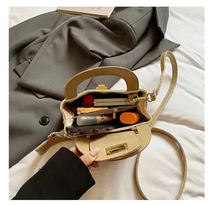 Makrodetail des Innenfachs und der Reißverschlusstasche der beige Polka-Tasche