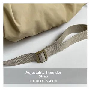 Macro di borsa in tessuto kaki con tracolla regolabile e fibbia in plastica robusta