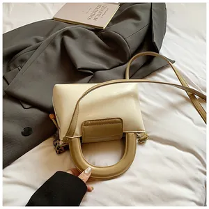 Schicke zweifarbige cremefarbene Handtasche mit brauner Klappe und Leoparden-Anhänger