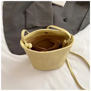 Dettaglio della borsa a secchiello intrecciata con fodera interna e chiusura magnetica