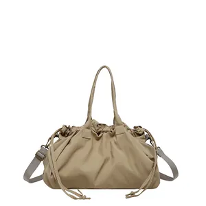 Borsa tote leggera in nylon kaki con coulisse e tracolla grigia regolabile