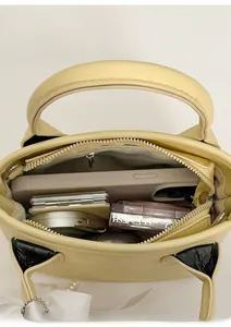 Vista dall'alto dell'interno della borsa a secchiello con spazio per cellulare e trucchi