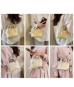 Dettagli delle mini borse gialle e beige con fiocchi di perle e tracolle alla moda
