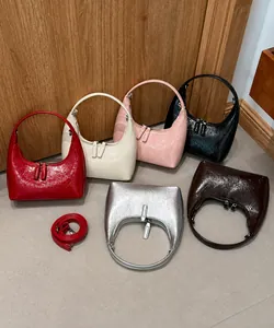 Detailreihe glänzender Halbmond-Taschen in fünf Farben mit Metall-Doppelreißverschluss