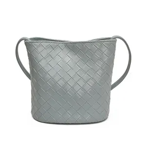 Elegante borsa a secchiello intrecciata azzurra in ecopelle per un look quotidiano