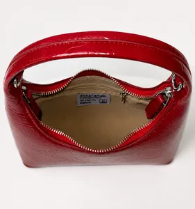 Innenansicht der roten Tasche mit Hauptfach und innerem Reißverschlussfach für Damen