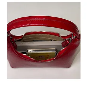 Innenansicht der roten Lackleder-Hobo-Tasche mit Platz für Handy und Karten