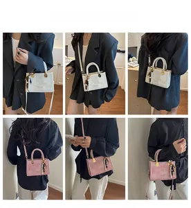 Détail de sacs à bandoulière avec poignées tressées et glands décoratifs en perles