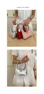 Drei Hobo-Taschen in Silber, Rot und Rosa aus strukturiertem Knautschlackleder im Set
