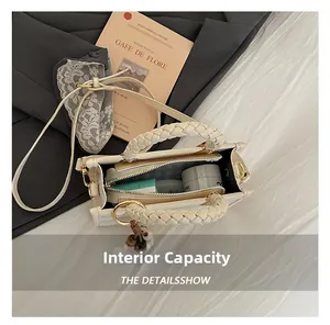 Vue intérieure du sac beige montrant la capacité interne et la poche zippée de détail